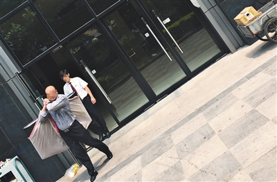 昨日11時許，新華聯(lián)國際公寓門口，一男子將電視等賭具轉(zhuǎn)移，后被警方控制