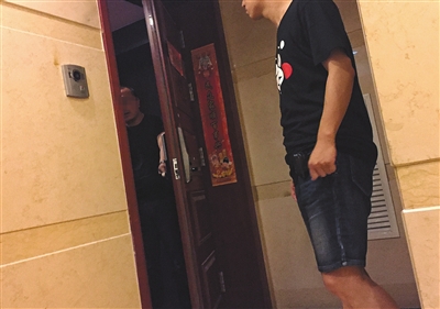 新華聯(lián)國際公寓23層，辦案民警陸續(xù)進入涉案房間