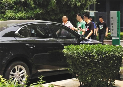 昨日下午，北京警方從新華聯(lián)國際公寓內(nèi)帶出一名男子