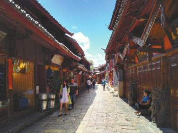 6月3日中午，麗江古城街道上游客稀少。