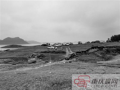 10日，約30輛自駕車被困在長壽湖的這片湖灘上。