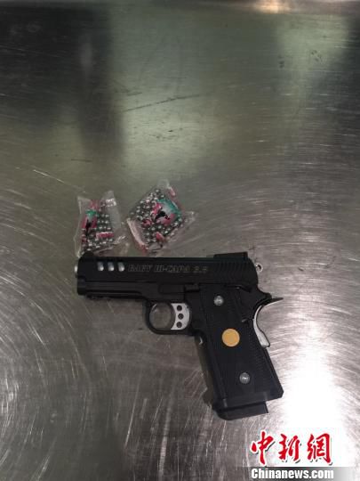 圖為查獲的空氣動(dòng)力槍和鋼珠彈。　鐘欣　攝