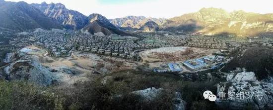 河北淶水“青青小鎮(zhèn)”1-6期全景圖，上百棟別墅組成的別墅群依山而建。部分山體被炸平，準(zhǔn)備建起聯(lián)排雙拼別墅。    新京報(bào)記者 大路 攝