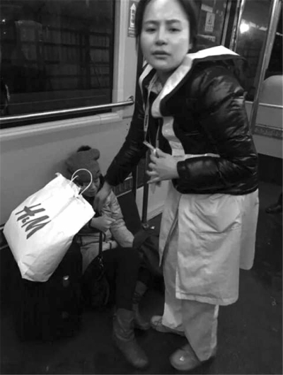 事發(fā)后，一名女乘客（左）受傷。