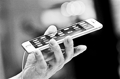 事實(shí)上，很多專業(yè)人士認(rèn)為蘋果回到美國(guó)生產(chǎn)不切實(shí)際的真正原因在于美國(guó)缺乏足夠的產(chǎn)業(yè)工人和配套產(chǎn)業(yè)鏈。一家風(fēng)險(xiǎn)投資公司的合伙人就表示：“目前美國(guó)在消費(fèi)電子產(chǎn)品領(lǐng)域已經(jīng)不具備供應(yīng)鏈。這種供應(yīng)鏈不僅僅指的是原材料和核心部件，而且還包括具有一定能力的熟練技術(shù)工人?！? complete=