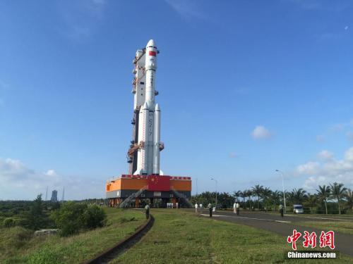 4月17日7時(shí)30分，承載著長(zhǎng)征七號(hào)遙二運(yùn)載火箭與天舟一號(hào)貨運(yùn)飛船組合體的活動(dòng)發(fā)射平臺(tái)，垂直轉(zhuǎn)運(yùn)至發(fā)射區(qū)，標(biāo)志著“天舟一號(hào)”飛行任務(wù)正式進(jìn)入發(fā)射階段。閆寧 攝