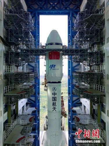 垂直轉(zhuǎn)運(yùn)的順利完成，標(biāo)志著“天舟一號(hào)”飛行任務(wù)正式進(jìn)入發(fā)射階段。張文軍 攝