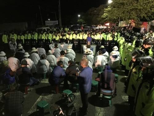 在把薩德搬運到星州高爾夫球場過程中，當地居民和警察發(fā)生對抗沖突圖據網絡