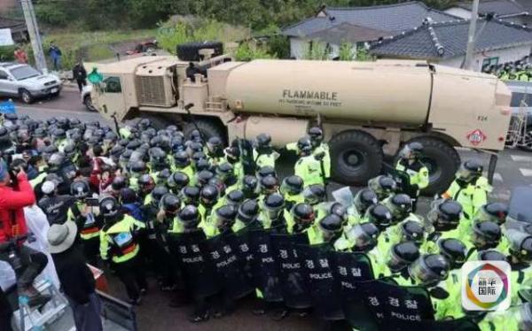 凌晨4時(shí)30分左右，駐韓美軍向“薩德”系統(tǒng)部署地星州高爾夫球場運(yùn)送“薩德”相關(guān)裝備。約有20多輛卡車和軍用拖車進(jìn)入星州高爾夫球場，其中裝有兩臺導(dǎo)彈發(fā)射架、X波段雷達(dá)及作戰(zhàn)指控中心等裝備。