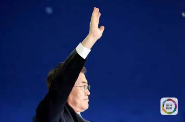 目前民調(diào)領(lǐng)先的共同民主黨候選人文在寅方面當(dāng)天上午表示，強(qiáng)行在星州部署“薩德”的做法“無視國民意愿和程序”，實(shí)際上切斷了下屆政府針對“薩德”相關(guān)政策的判斷余地。