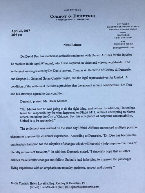 當(dāng)?shù)貢r(shí)間4月27日14點(diǎn)（北京時(shí)間28日凌晨3點(diǎn)），負(fù)責(zé)代理美聯(lián)航暴力拖拽乘客下飛機(jī)一案的律師德梅特里奧給包括央視記者在內(nèi)的媒體發(fā)來(lái)郵件，稱(chēng)美聯(lián)航已與遭暴力拖拽下飛機(jī)的乘客David Dao達(dá)成和解協(xié)議。但作為條件之一，協(xié)議的具體內(nèi)容和涉及的金額保密。