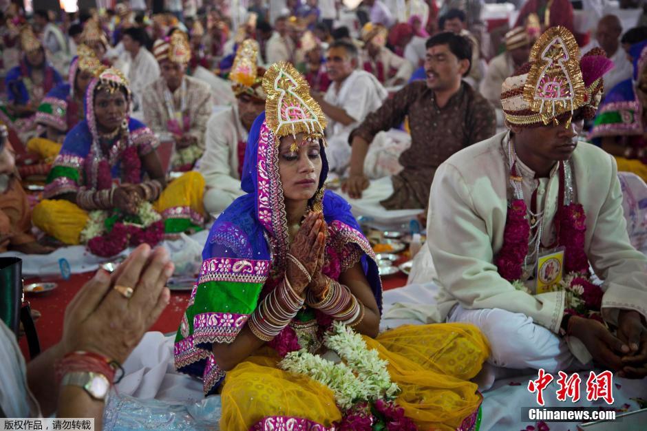 當(dāng)?shù)貢r(shí)間2014年6月15日,印度新德里,印度政府為數(shù)百對貧困新人舉辦集體婚禮。