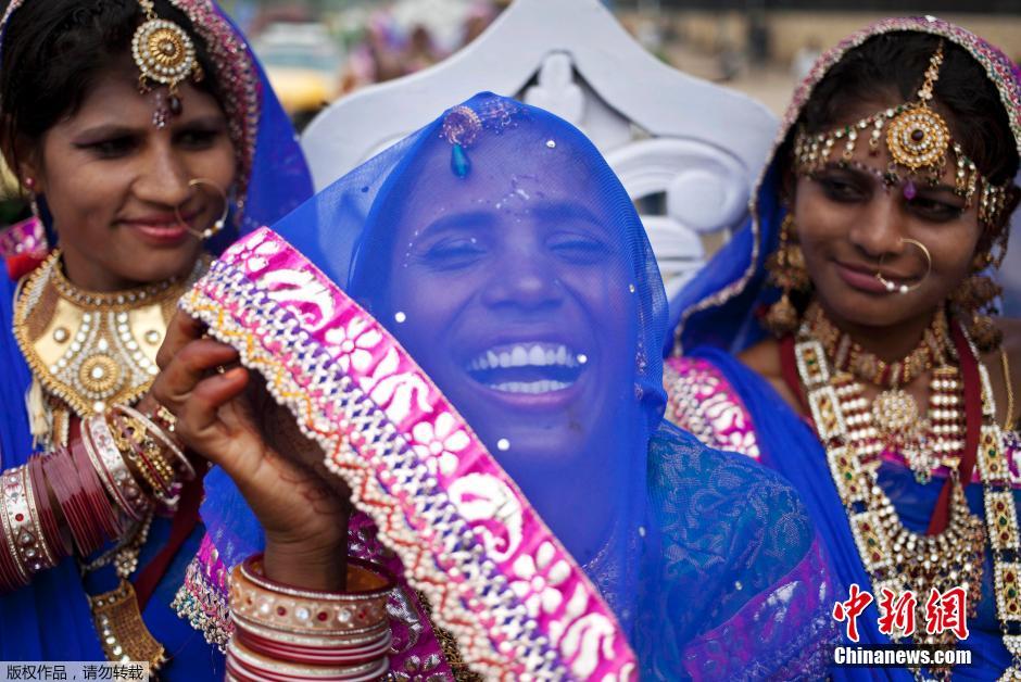 當(dāng)?shù)貢r(shí)間2014年6月15日,印度新德里,印度政府為數(shù)百對貧困新人舉辦集體婚禮。