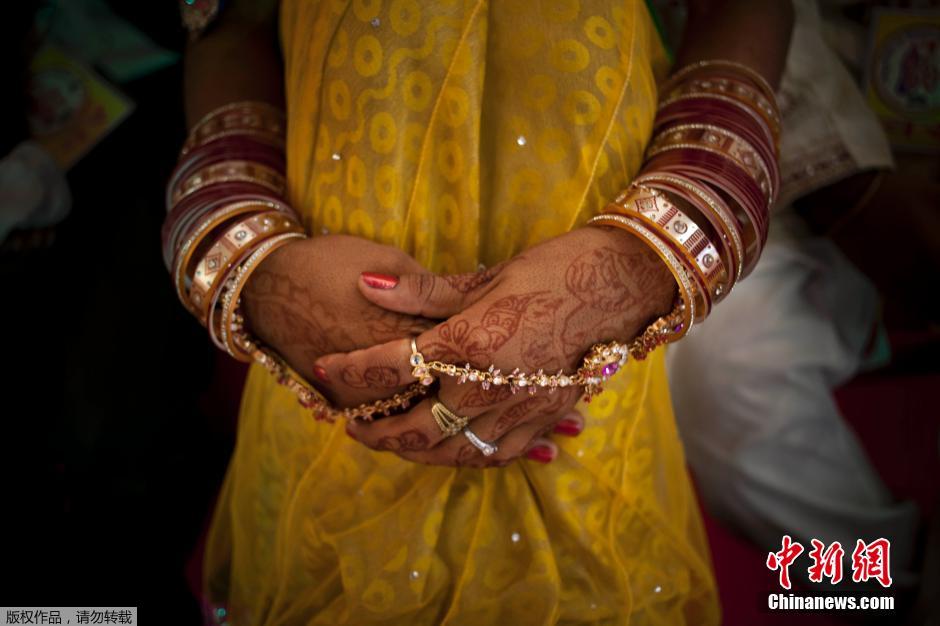 當(dāng)?shù)貢r(shí)間2014年6月15日,印度新德里,印度政府為數(shù)百對貧困新人舉辦集體婚禮。