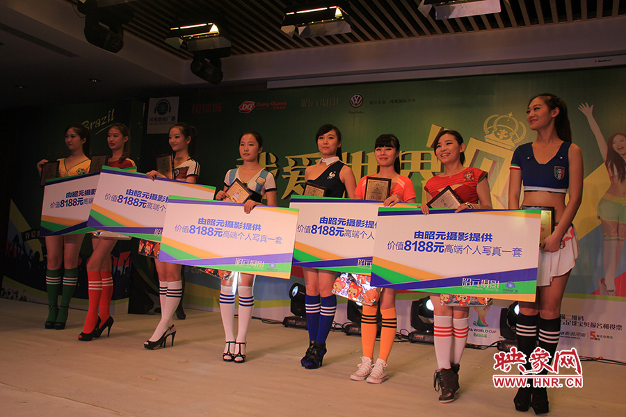 18位足球佳麗通過自我列紹、旗袍走秀、球衣展示三輪比拼，最終8位選手成功勝出。