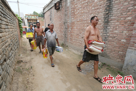 映象網(wǎng)記者為老人帶來(lái)大米糧油等生活物資。