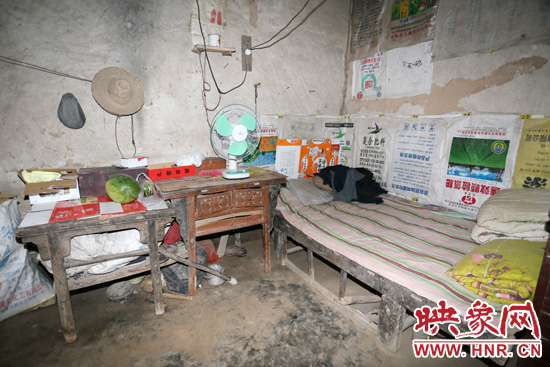 老人的居住條件十分簡(jiǎn)陋。