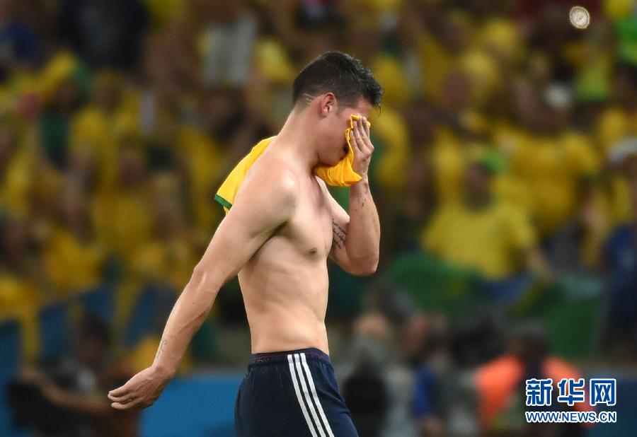 7月4日，哥倫比亞隊球員羅德里格斯退場時掩面而泣。