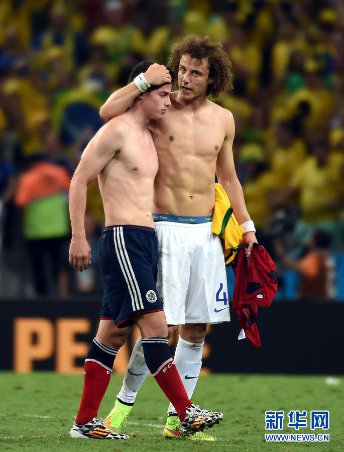 圖為7月4日，巴西隊球員路易斯（右）賽后安慰哥倫比亞隊球員羅德里格斯。