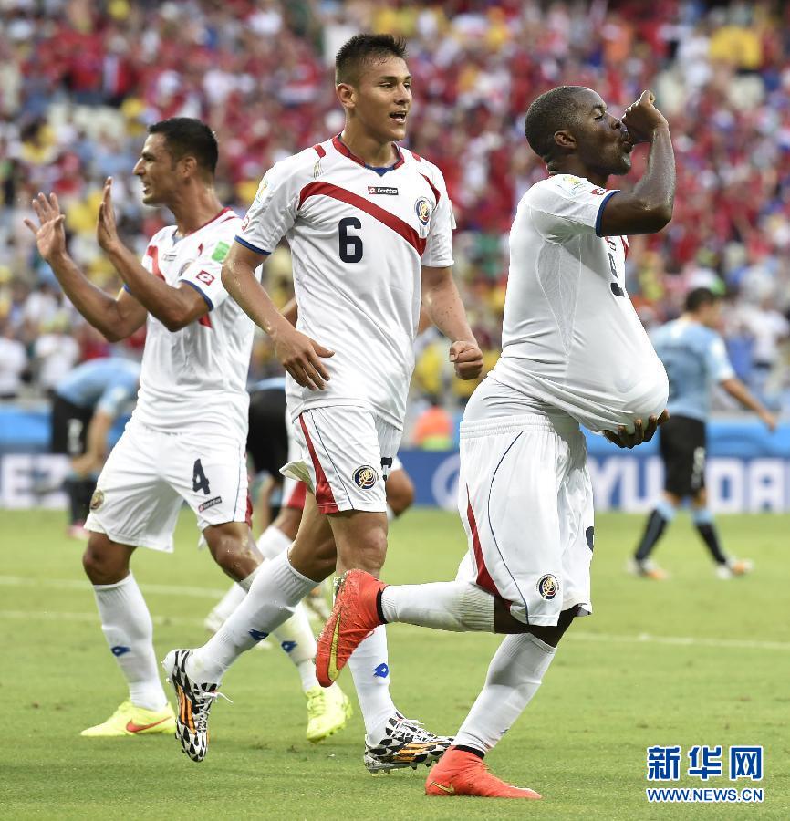 6月14日，哥斯達黎加隊球員喬·坎貝爾（右一）進球后將足球塞進衣服內(nèi)慶祝。