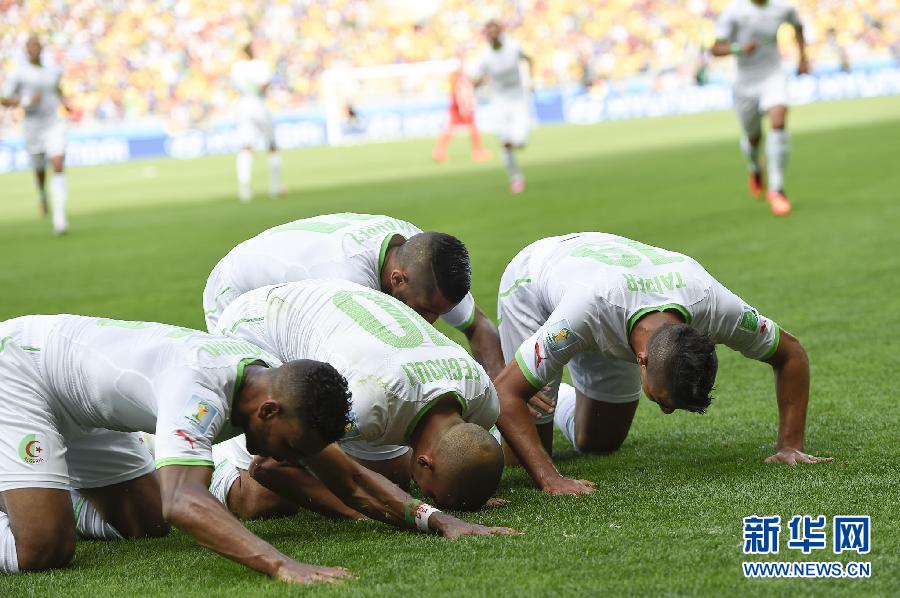6月17日，阿爾及利亞隊球員蘇·費古利（左二）罰入點球后與隊友慶祝。