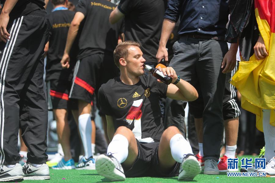 當(dāng)?shù)貢r間2014年7月15日，德國柏林，德國隊歸國舉行奪冠巡游