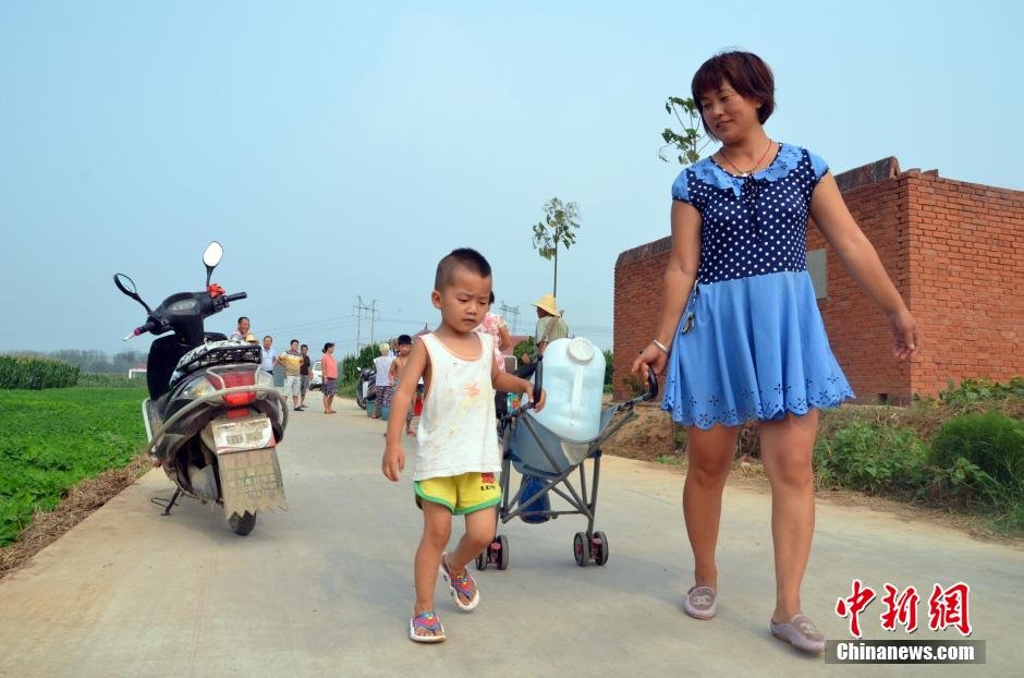 村民每天排隊取水。