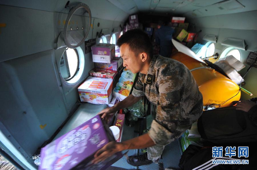  8月5日，在魯?shù)榭h龍頭山鎮(zhèn)，部隊(duì)官兵從直升機(jī)上卸載救災(zāi)物資。
