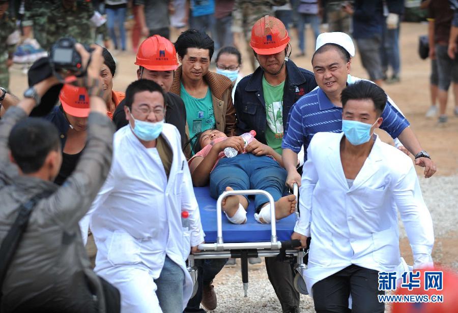 8月5日，在魯?shù)榭h龍頭山鎮(zhèn)，醫(yī)護(hù)人員準(zhǔn)備將傷員轉(zhuǎn)運(yùn)到直升機(jī)。
