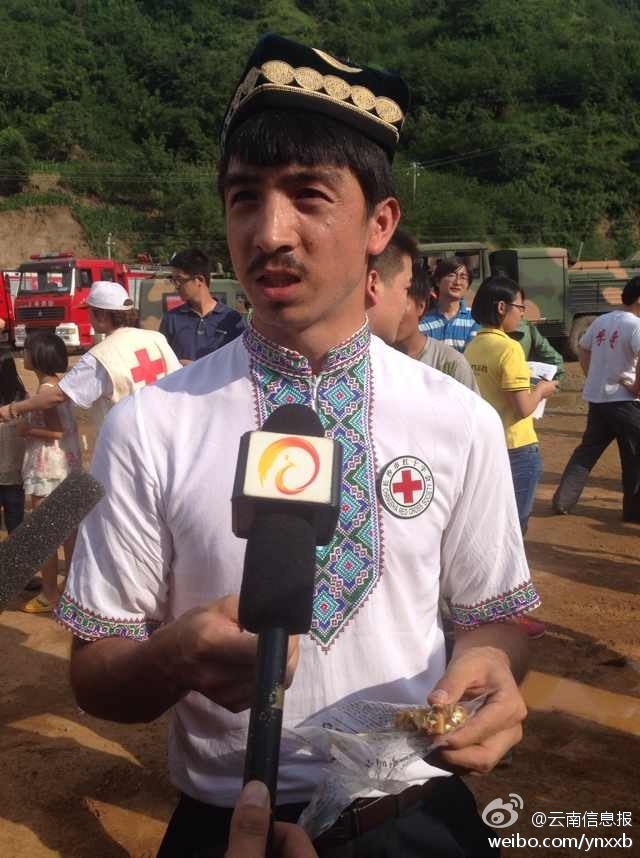 “切糕王子”阿迪力帶著他1萬(wàn)斤的切糕自長(zhǎng)沙抵達(dá)了龍頭山鎮(zhèn)。