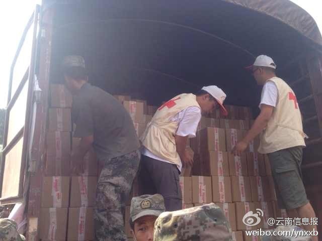 第14集團(tuán)軍官兵協(xié)助阿迪力將1100余箱切糕從貨車(chē)上卸下。