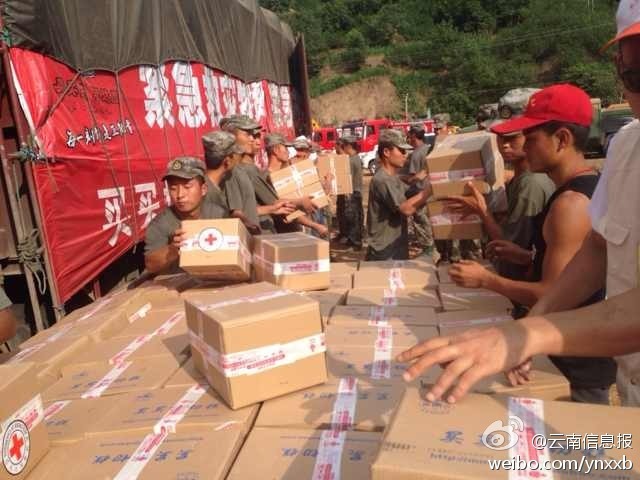 第14集團(tuán)軍官兵協(xié)助阿迪力將1100余箱切糕從貨車(chē)上卸下。