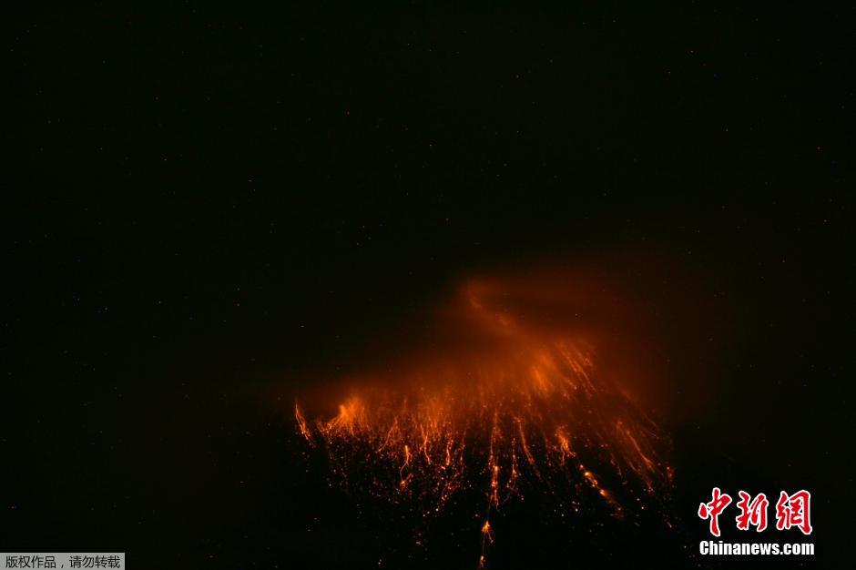 當?shù)貢r間8月24日，厄瓜多爾通古拉瓦火山噴發(fā)，熔巖噴出宛如末世。
