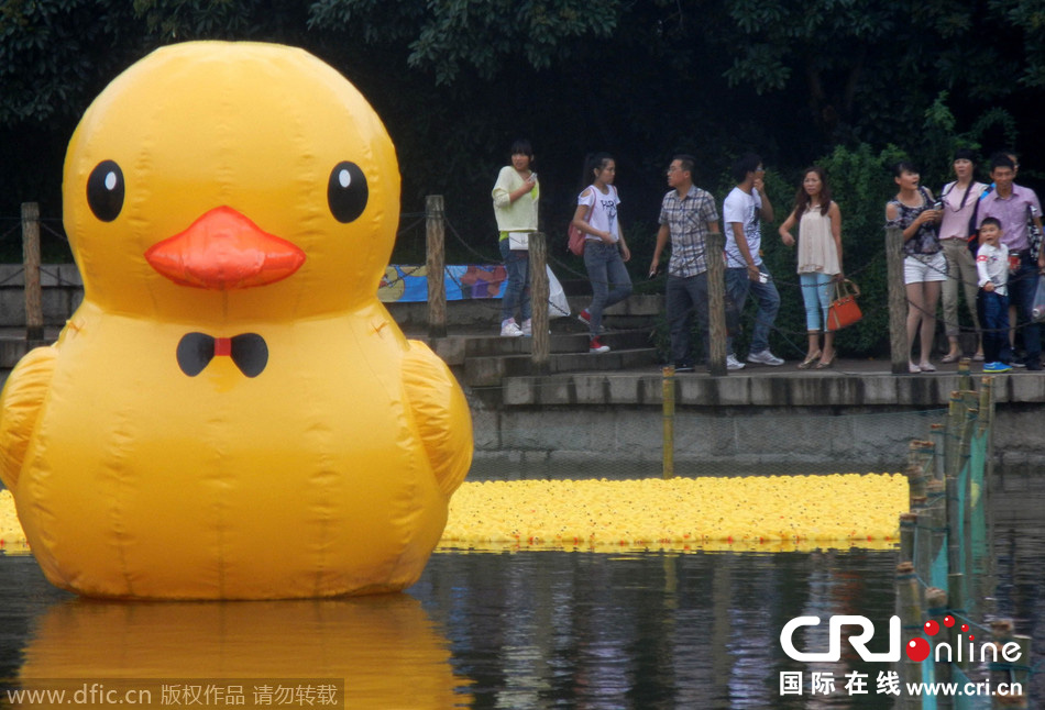 大黃鴨攜3萬(wàn)只“鴨寶寶”集體亮相蘇州