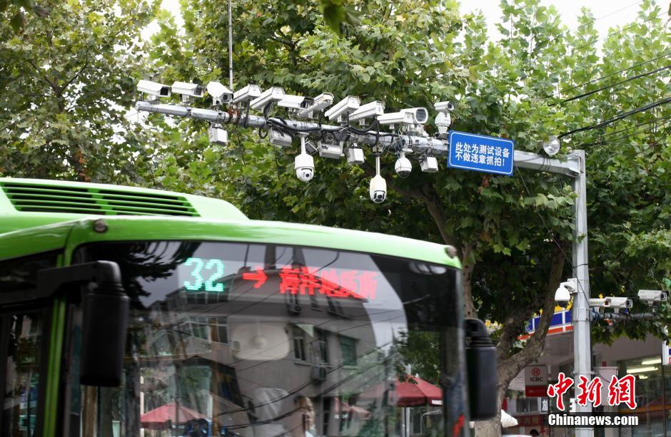 青島現最牛監(jiān)視設備 一根桿上架有19個探頭 青島現最牛監(jiān)視設備 一根桿上架有19個探頭