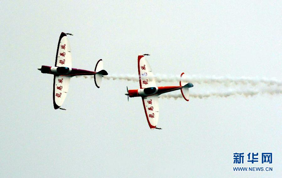 9月13日，特技隊員在進(jìn)行空中飛行表演。