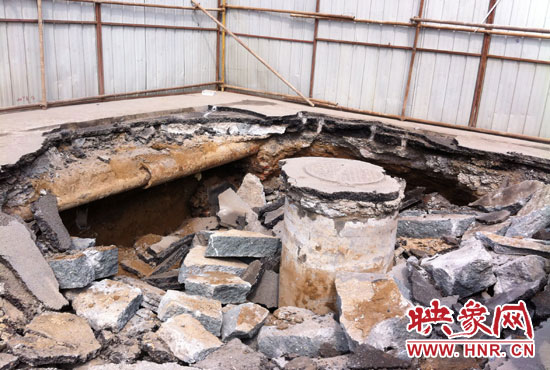 此次路面塌陷的直徑約為3米，深度有2米左右，坑內(nèi)布滿了碎石，路面下方20厘米左右。