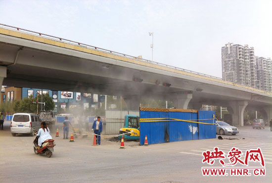 施工單位對塌陷處進(jìn)行路面切割，造成路面塵土飛揚。
