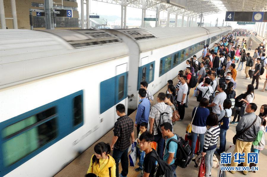 10月6日，在安徽銅陵火車站，大批旅客在站臺(tái)上等候乘車。