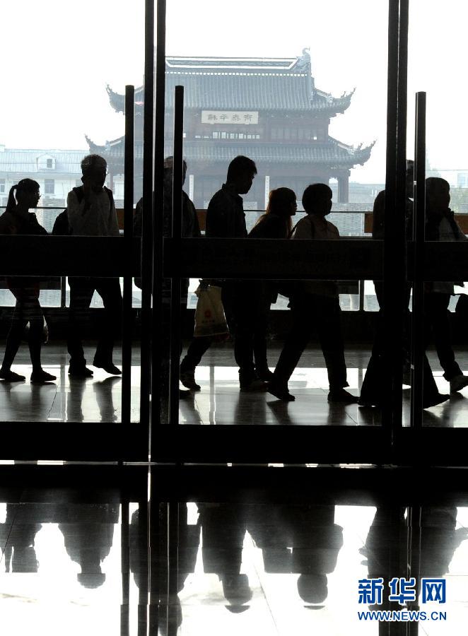 10月6日，旅客排隊(duì)進(jìn)入蘇州火車站二樓候車大廳。