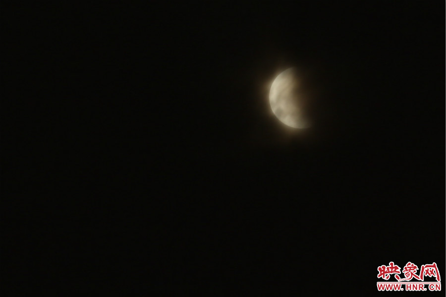 20：02月亮在云層中忽隱忽現(xiàn)。