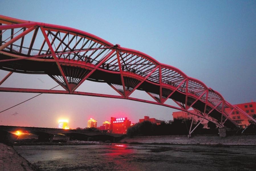 此前三座橋黑燈瞎火，許多人為此不敢從此過。