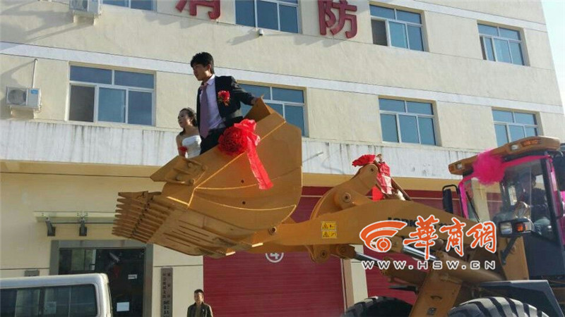 陜西小伙開8臺(tái)裝載機(jī)接新娘。
