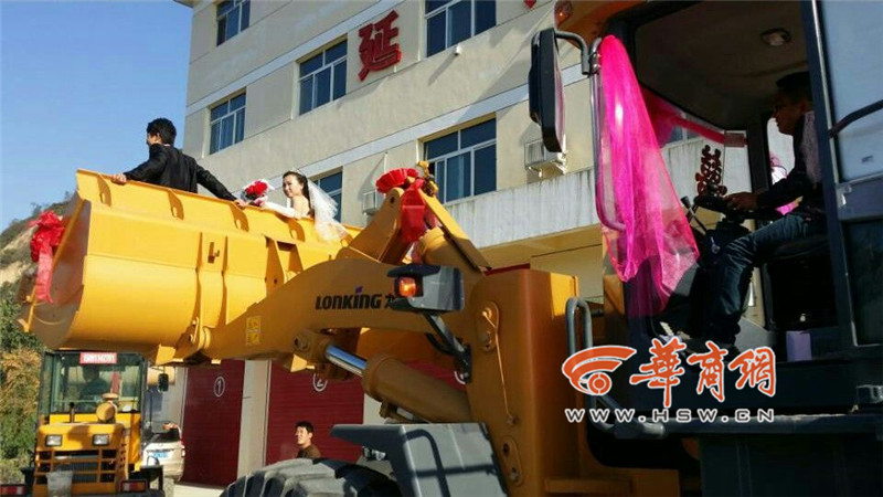 陜西小伙開8臺(tái)裝載機(jī)接新娘。
