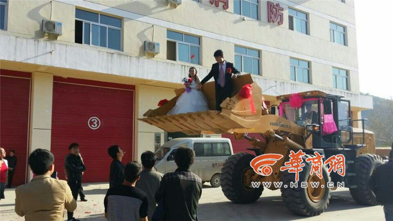 陜西小伙開8臺(tái)裝載機(jī)接新娘。