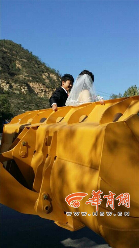 陜西小伙開8臺(tái)裝載機(jī)接新娘。