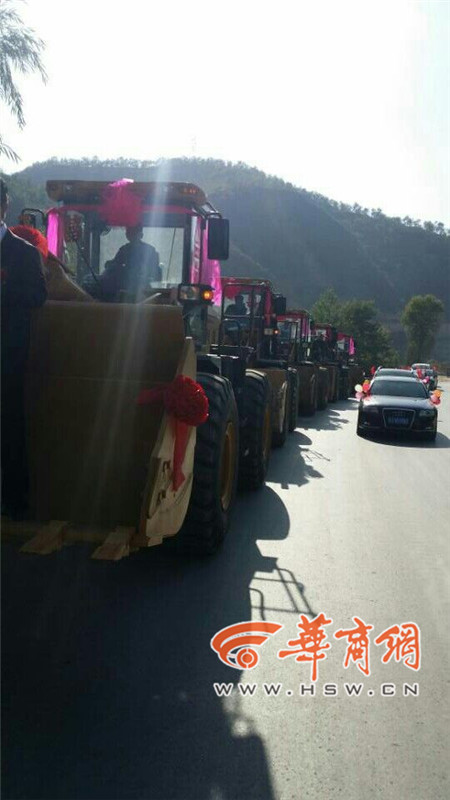 陜西小伙開8臺(tái)裝載機(jī)接新娘。