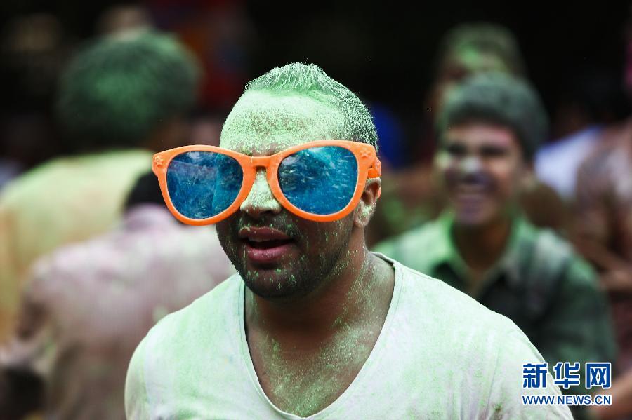 10月16日，在埃及首都開羅，一名男青年在“彩色跑”活動(dòng)中奔跑。