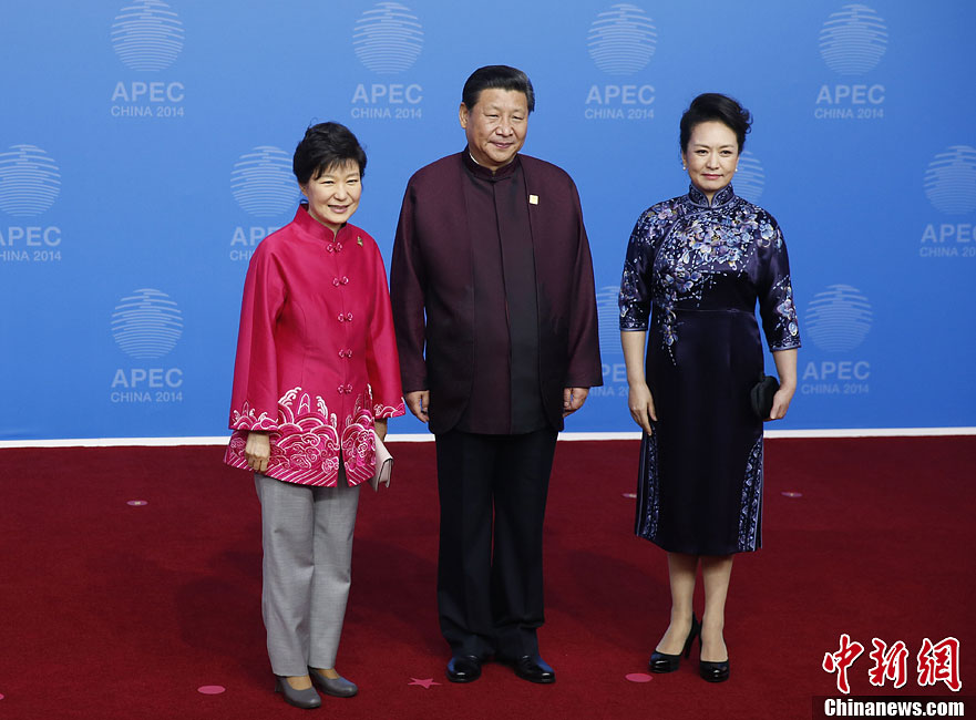 圖為習(xí)近平夫婦歡迎韓國(guó)總統(tǒng)樸槿惠。中新社發(fā) 杜洋 攝