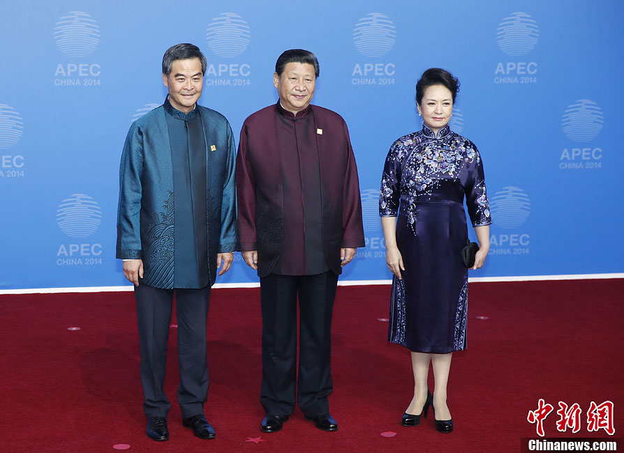 圖為習(xí)近平夫婦歡迎中國(guó)香港特別行政區(qū)行政長(zhǎng)官梁振英。中新社發(fā) 杜洋 攝